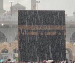 ماحكم تغطية الرجل رأسه حال الإحرام خوفًا من البرد والمطر الشديد؟   دار الافتاء توضح 