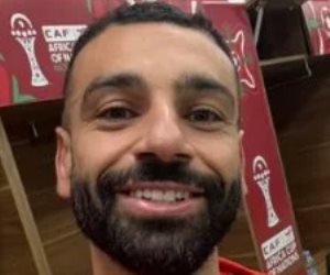 محمد صلاح يحتفل داخل غرفة ملابس الفراعنة.. صورة