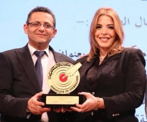 سمر إبراهيم تتسلم جائزة محمد عيسى الشرقاوي للتغطية الخارجية في حفل جوائز الصحافة المصرية