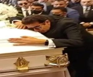 انهيار هانى رمزى فى جنازة والدته ووزير الثقافة يواسيه