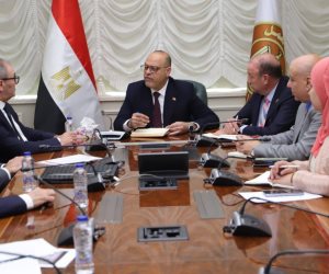 وزير العمل يلتقي وفدًا من مجلس إدارة غرفة صناعة الملابس والمفروشات المنزلية باتحاد الصناعات