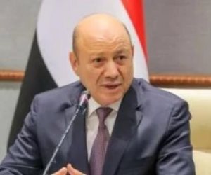 رئيس مجلس القيادة اليمنى يعلن حالة الطوارئ 90 يوما وفرض الحظر على كافة الموانئ والمنافذ