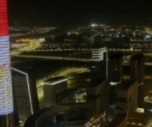 القاهرة الإخبارية: علم مصر يزين البرج الأيقوني بالعاصمة الإدارية الجديدة احتفالًا برأس السنة