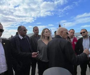 محافظ شمال سيناء يستقبل أنجلينا جولي ويتفقدان معبر رفح (صور)