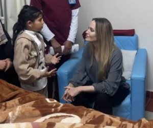 أنجلينا جولى تساعد فى تعبئة المساعدات الإنسانية برفح قبل إرسالها لغزة