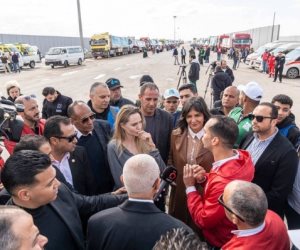 أنجلينا جولي من معبر رفح تؤكد تضامنها مع الشعب الفلسطيني وتطالب بتسريع إدخال المساعدات إلى غزة