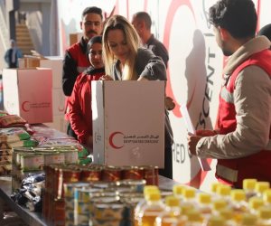 نجمة هوليود في مهمة إنسانية امام معبر رفح.. أنجلينا جولى تساهم في تعبئة المساعدات بمخازن الهلال الأحمر المصرى وتطالب بإيصالها إلى غزة.. "صور"