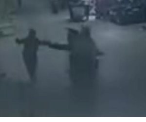 ضبط شخصين سرقا حقيبة سيدة بأسلوب الخطف واعترفا بارتكاب 12 واقعة سرقة بالجيزة