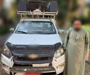 ضبط شخص يقود سيارة مزودة بمكبرات صوت لحث الناخبين على التصويت بالأقصر