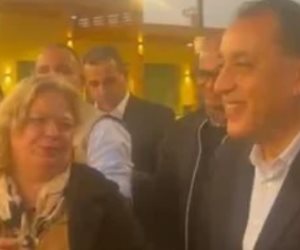 سائحة تلتقط صورة تذكارية مع رئيس الوزراء على كورنيش الأقصر: أعشق مصر وأهلها