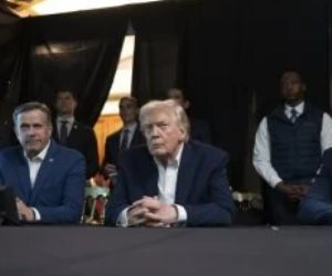 ترامب ينشر صورا له مع كبار المسئولين خلال متابعتهم عملية اعتقال مادورو