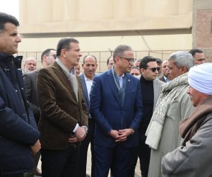 وزير الزراعة ومحافظ الفيوم يوزعان 15 "فراطة ذرة" على صغار المزارعين بالمحافظة