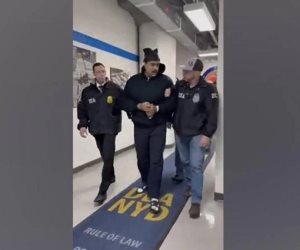 السلطات الأمريكية تنقل مادورو من مقر احتجازه إلى المحكمة في نيويورك