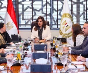 وزيرة التنمية المحلية تعقد اجتماعًا مع رؤساء الإدارات المركزية لبحث آليات تطوير الأداء 