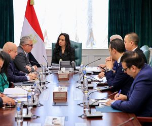 وزيرة التضامن تبحث مع رئيس الهيئة العامة للمنطقة الاقتصادية لقناة السويس تعزيز سبل التعاون وتوفير فرص عمل