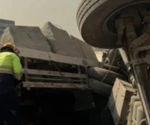 تريلا تحصد الأرواح في شق التعبان تهشم 7 سيارات ومصرع شخصين وإصابة 3