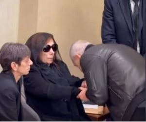 إيلي صعب يقبل يد فيروز وأولاد عم هلي الرحباني يواسيان ريما شقيقة الراحل