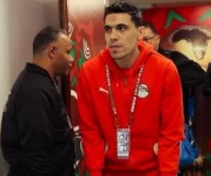 محمد حمدى بالعكاز.. لاعبو منتخب مصر يصلون ملعب مباراة كوت ديفوار