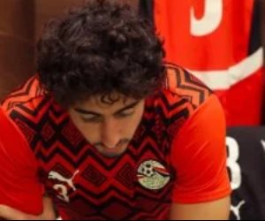غرفة ملابس منتخب مصر قبل موقعة كوت ديفوار.. هانى يقرأ القرآن وزيزو يتواصل مع ابنتها