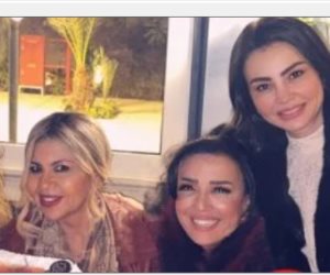 ماذا كتب أصدقاء نيللى على تورتة عيد ميلادها؟.. والفنانة تعلق: مليون سنة بس