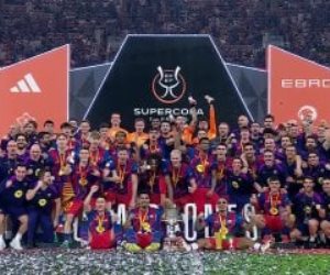 لابورتا شارك في الاحتفال.. مراسم تتويج برشلونة بكأس السوبر الإسباني (فيديو)