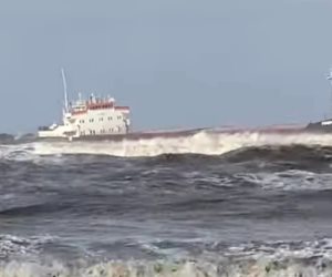 جنوح السفينة «FENER» على شاطئ بورسعيد بسبب ارتفاع الأمواج وشدة الرياح.. صور