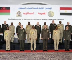 الفريق أحمد خليفة يلتقى قائد قوات الدفاع المالاوى.. صور