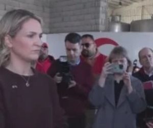 وزيرة خارجية أيرلندا تزور مخازن الهلال الأحمر بالعريش