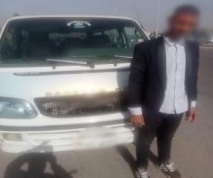 ضبط سائق ميكروباص سمح لشخص بالجلوس أعلى السيارة أثناء سيرها بالقاهرة