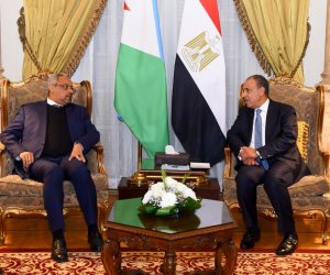 وزير الخارجية يبحث مع نظيره الجيبوتي سبل تعزيز العلاقات الثنائية وتطورات الأوضاع في منطقة القرن الأفريقي 