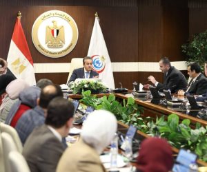 وزير الصحة يناقش الخطة الاستثمارية للوزارة ويتابع مستجدات المرحلتين الثانية والثالثة من منظومة التأمين الصحي الشامل