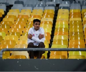 إدارة الأبيض تكرم مشجع ساند الزمالك وحيداً أمام المصري في كأس عاصمة مصر