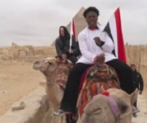 بتي شيرت المنتخب وعلم مصر.. اليوتيوبر العالمي «سبيد» في قلب الهرم والمتحف المصري