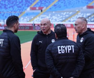 منتخب الفراعنة يتفقد أرضية ملعب مباراة نيجيريا 