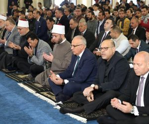بعد افتتاحه رسميًا بحضور الرئيس السيسي.. وزير الأوقاف يؤدي صلاة الجمعة بمسجد العزيز الحكيم