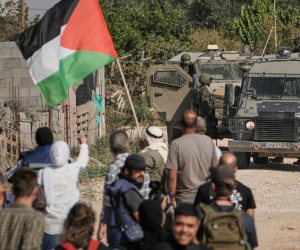 تصعيد في الضفة.. مستوطنون يهاجمون مزارعي الأغوار.. والاحتلال يشن حملة اعتقالات واسعة طالت صحفيين وأسرى محرّرين 