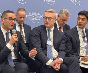 وزير الاستثمار والتجارة الخارجية يشارك في جلسة نقاشية حول البنية التحتية الذكية