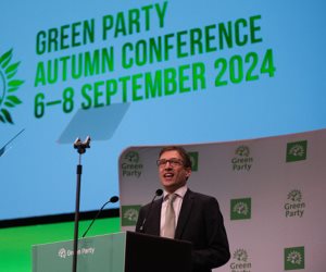 ردا على تهديدات ترامب.. حزب الخضر البريطاني يطالب بإنهاء التبعية العسكرية لواشنطن