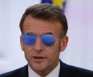 العين الحمراء تُشعل التساؤلات.. لماذا ظهر ماكرون بنظارة شمسية في دافوس؟