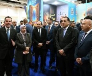 رئيس الوزراء يتفقد جناح مركز المعلومات ودعم اتخاذ القرار بمعرض للكتاب