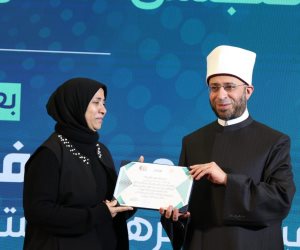 وزير الأوقاف يكرم الزميلة منال القاضي على هامش المؤتمر الدولي للمجلس الأعلى للشئون الإسلامية
