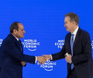 أعلى تصنيف ائتماني في 7 سنوات.. رئيس المنتدى الاقتصادي العالمي يشيد برؤية الرئيس السيسي وسط منطقة مضطربة ويعلن عن اجتماع خريف 2026