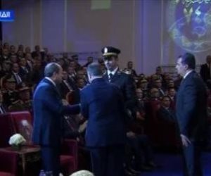 وزير الداخلية يقدم هدية تذكارية للرئيس السيسي خلال احتفالية عيد الشرطة
