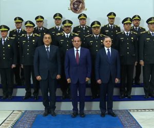 الرئيس السيسي يلتقط صورة تذكارية مع المجلس الأعلى للشرطة بحضور مدبولي ووزير الداخلية