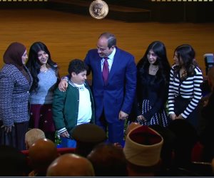 خلال الاحتفال بالذكرى الـ74 لعيد الشرطة.. الرئيس السيسي يلتقط صورة مع أسرة الشهيد العقيد رامي هلال