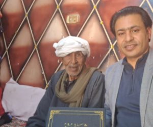 في التسعين يتحدى الأمية… فرحان إدريس يكتب اسمه على شهادة الأمل