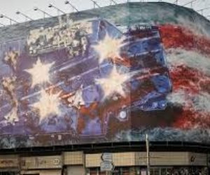 جدارية "العاصفة" على وقع طبول الحرب في ساحة "الثورة" . . طهران وواشنطن على حافة المواجهة في ذكرى عودة ترامب