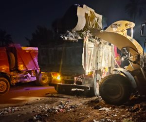 محافظة الجيزة ترفع 500 طن مخلفات من شارع الشباب بحي الهرم