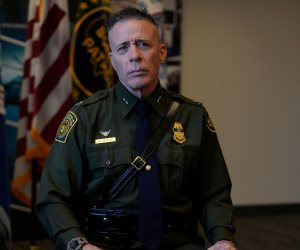 ذا أتلانتيك: إقالة بوفينو من منصبه كقائد عام لدوريات الحدود الأمريكية