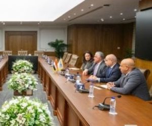 رئيس اقتصادية قناة السويس يبحث مع سفير هولندا فرص التعاون في الطاقة المتجددة